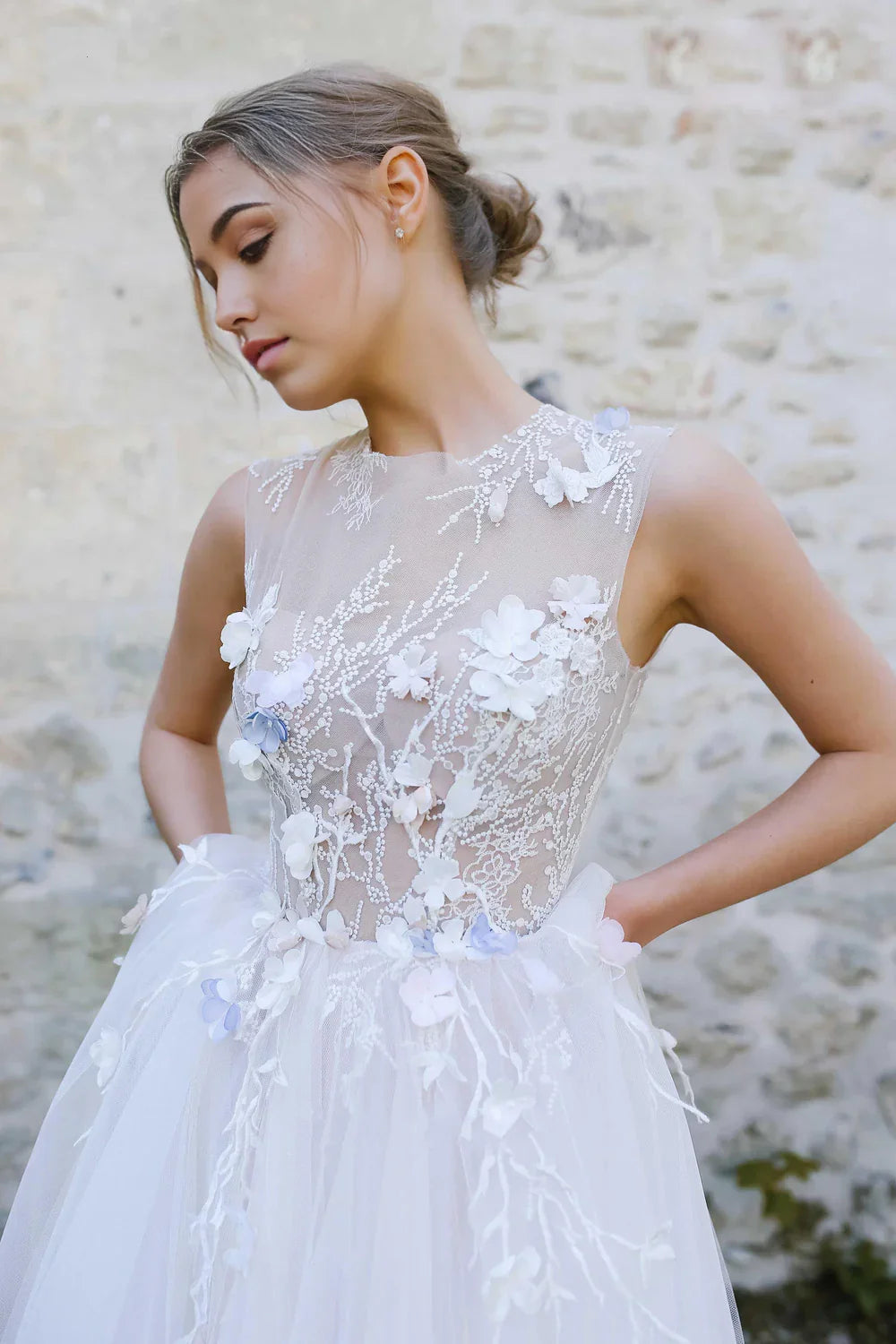 Vestido de novia plisado sin mangas con escote joya de tul en forma de A y apliques ilusión